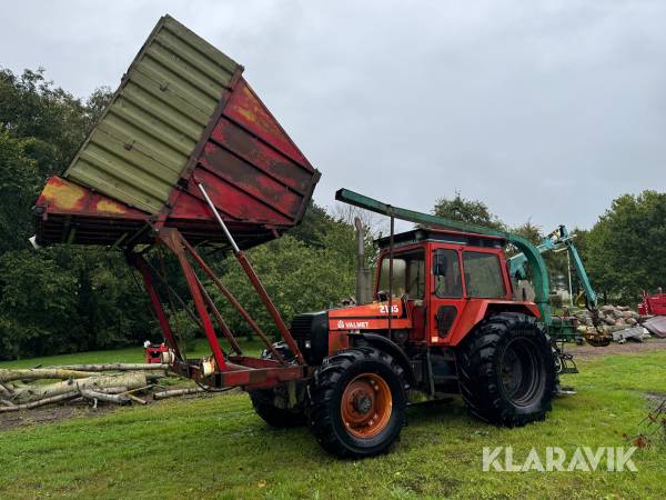 Traktor Volvo BM Valmet 2105 med flishugger maskine og kran