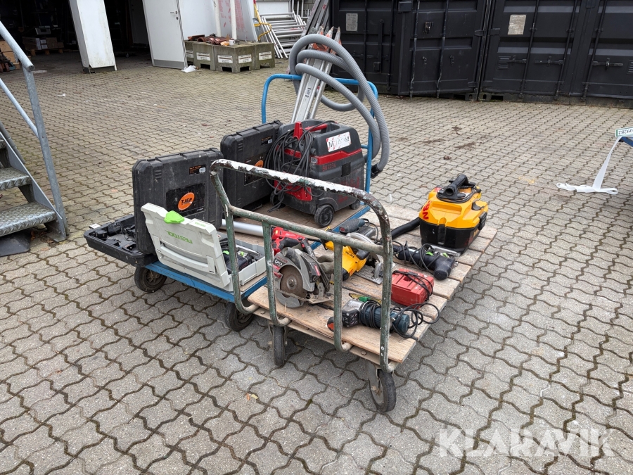 Stort parti værktøj inklusiv vogne 2 styk. 