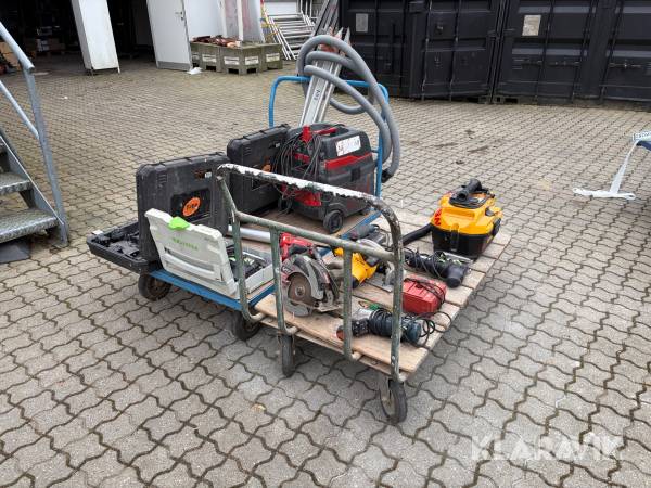 Stort parti værktøj inklusiv vogne 2 styk. 