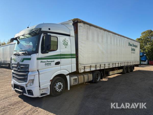 Lastbil Mercedes-Benz Actros med gardintrailer