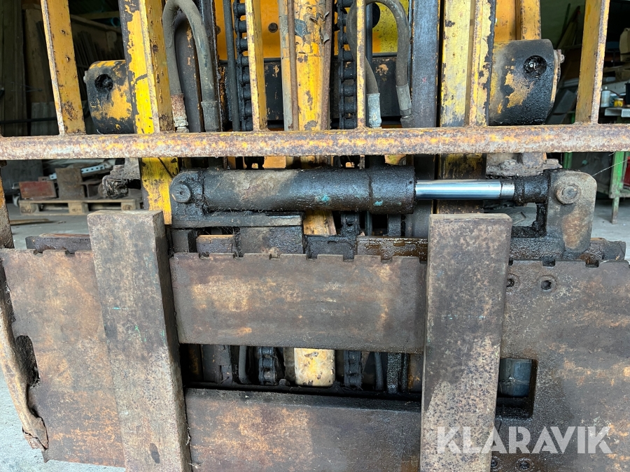 Gas truck Datsun FG103