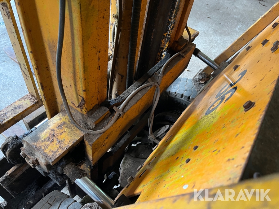 Gas truck Datsun FG103