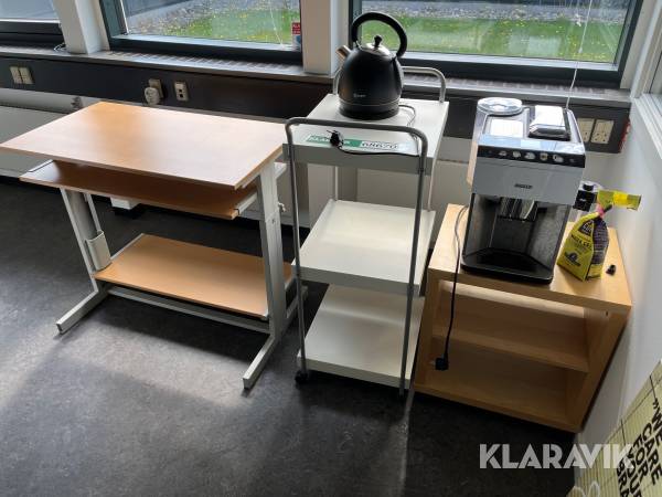 Borde, kaffemaskine og elkedel