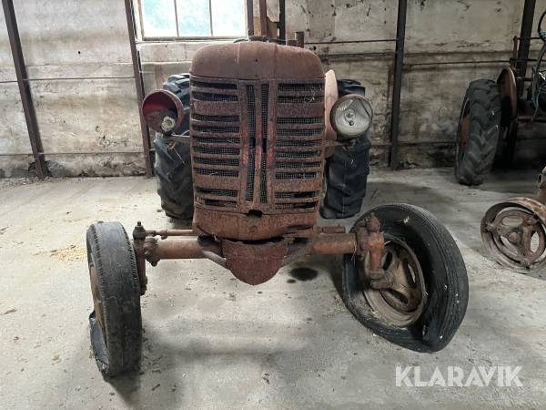Veterantraktor Farmall FU235