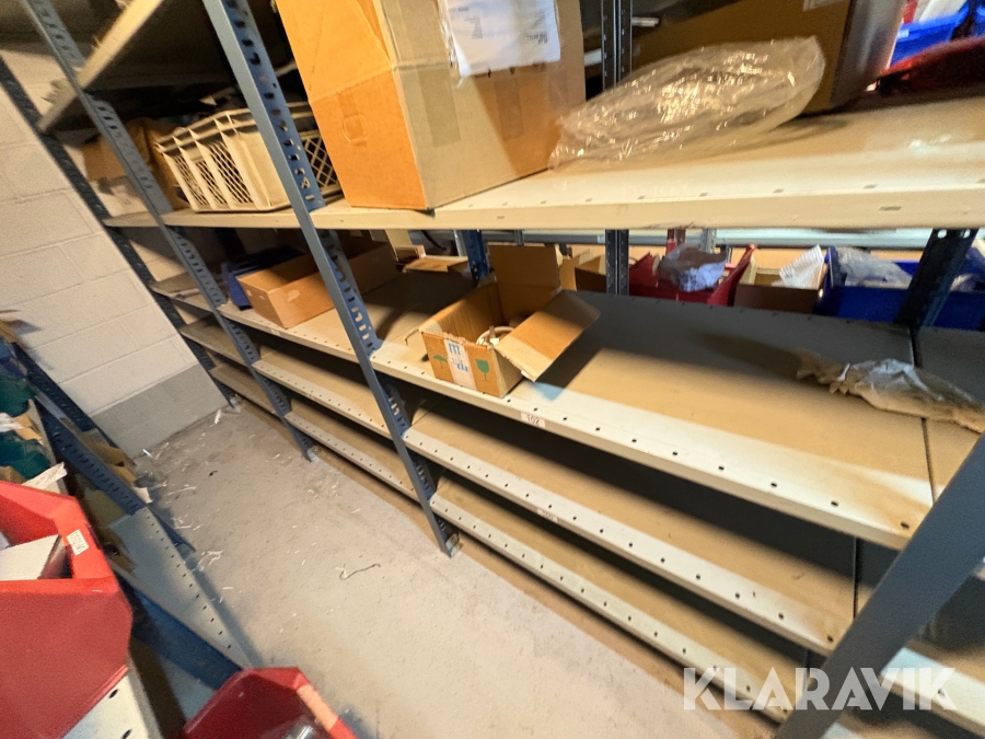 Værkstedsreoler med indhold
