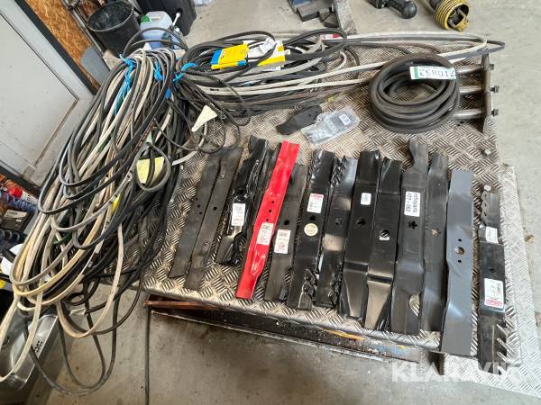 Lot - Knive og remme