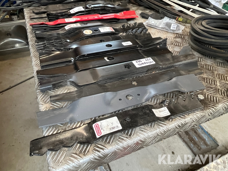Lot - Knive og remme