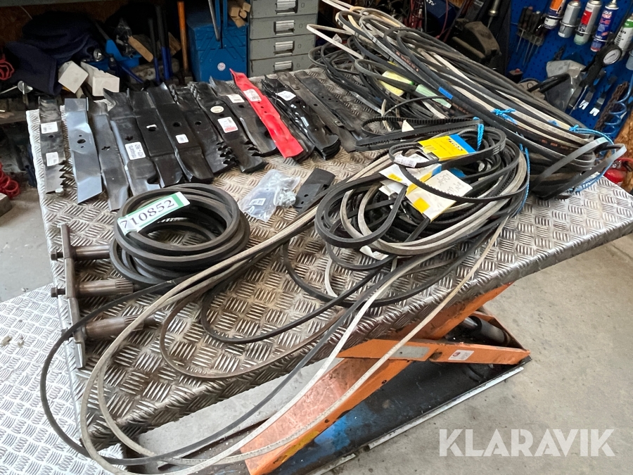 Lot - Knive og remme