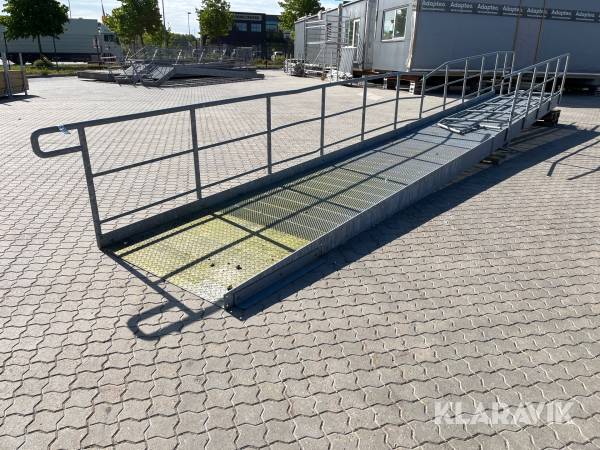 Rampe med gelænder