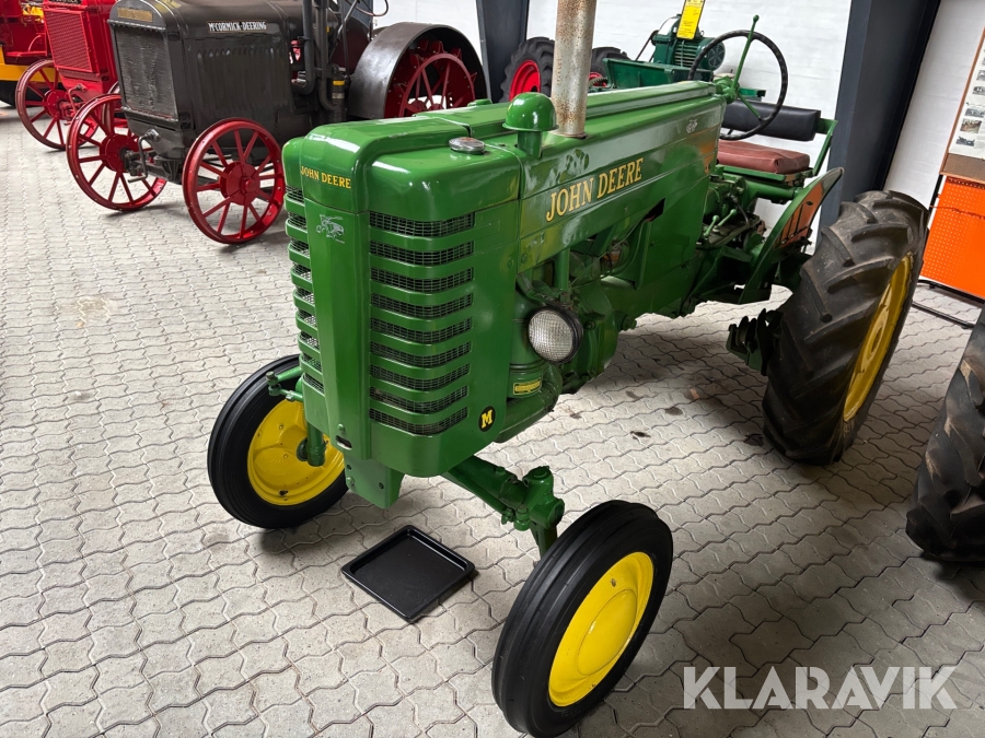 Veteran traktor John Deere M