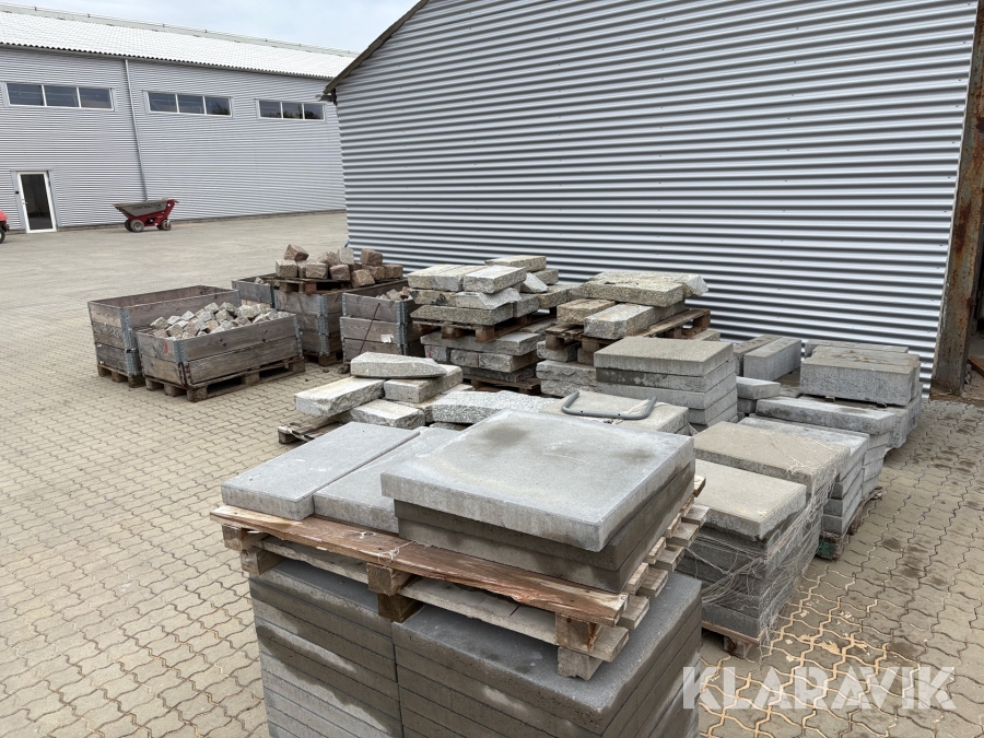 Blandet lot belægningssten assorteret fliser, brosten og kantblokke