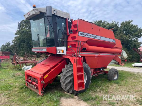 Mejetærsker Massey Ferguson 32 med skærebord og vogn