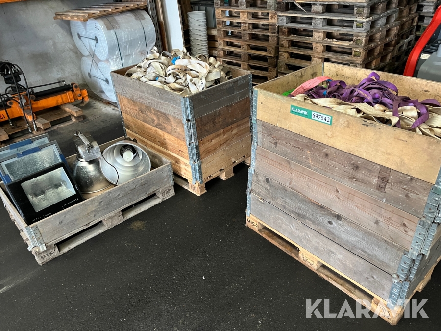 Lot - Stropper og arbejdsbelysning 3 paller