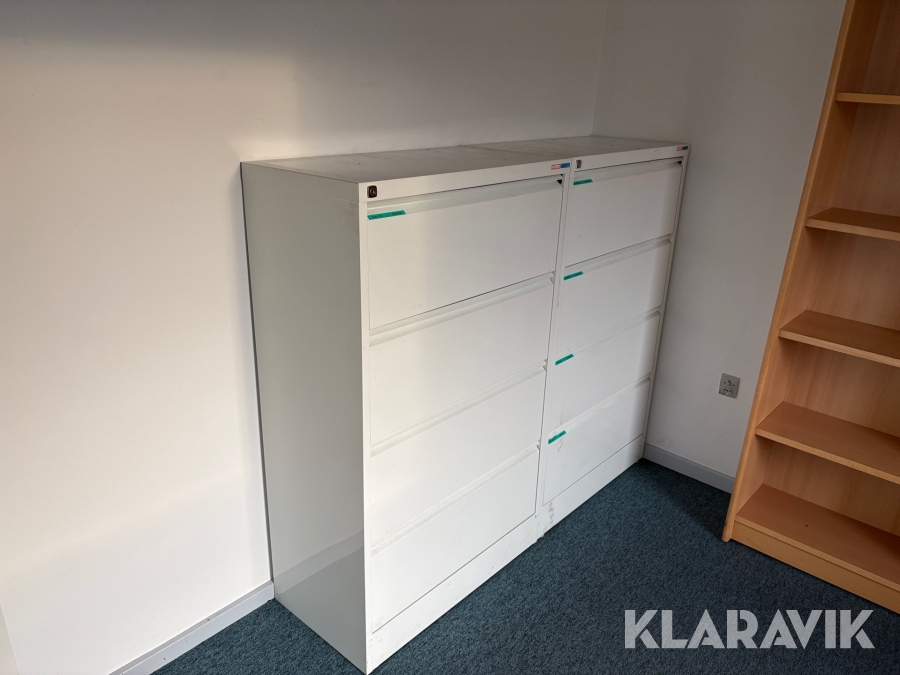 Stort lot med kontormøbler