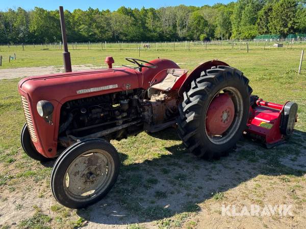 Traktor Massey Ferguson 35 med Brakpudser og skovl