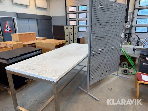 Arbejdsbord og kabeltavle
