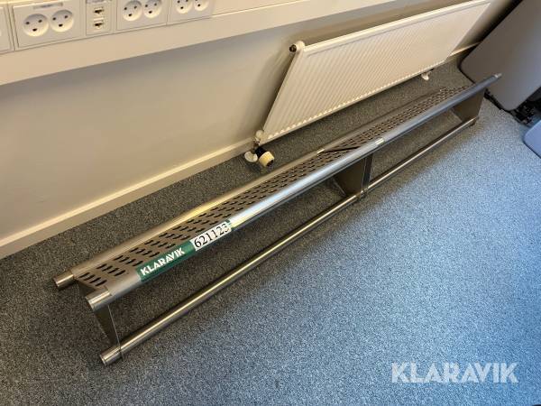 Garderobestang med hattehylde