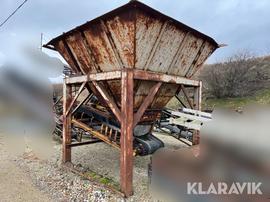 Fødekasse med udleveringsbånd