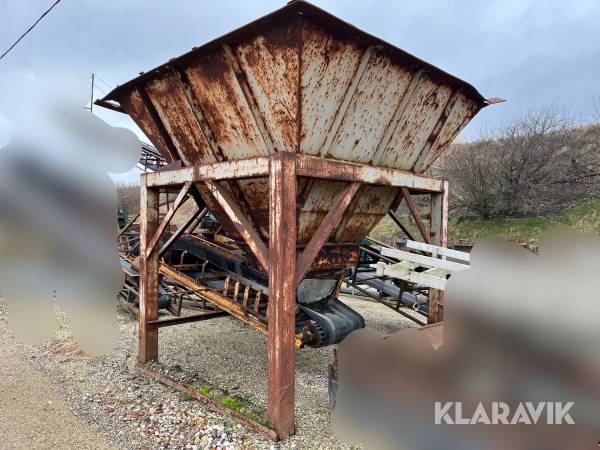 Fødekasse med udleveringsbånd