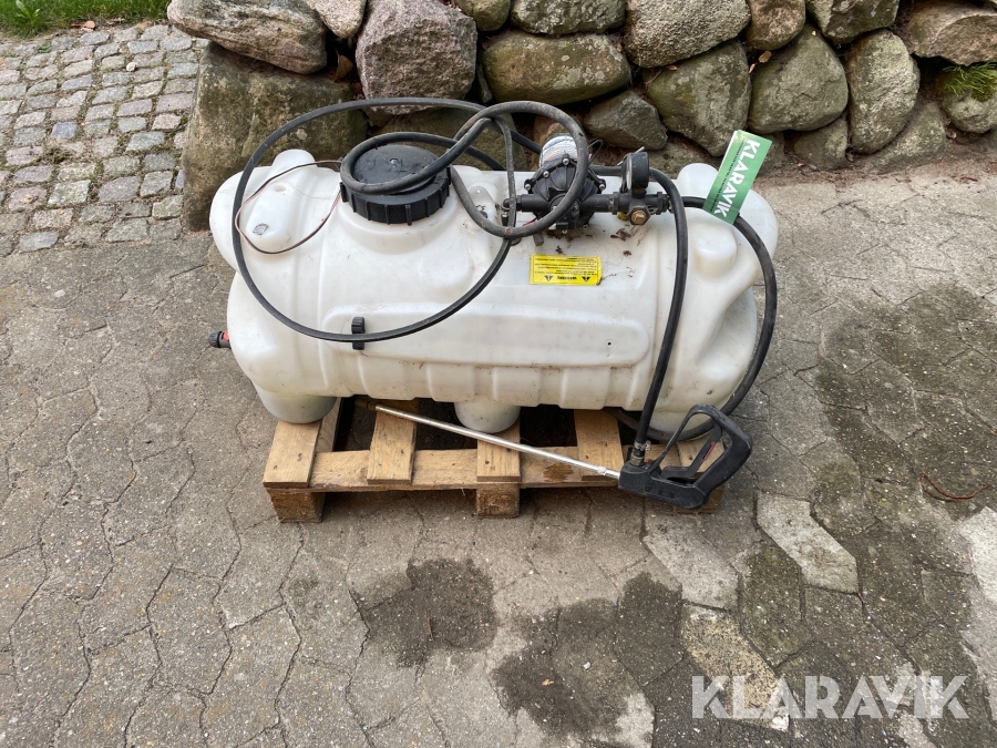 Transportabel sprøjtetank med pumpe og lanse
