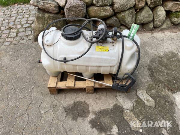 Transportabel sprøjtetank med pumpe og lanse