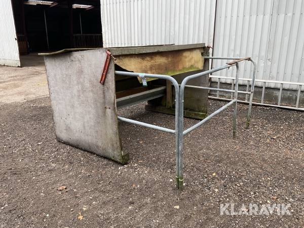 Kalveskjul , med fodertrug