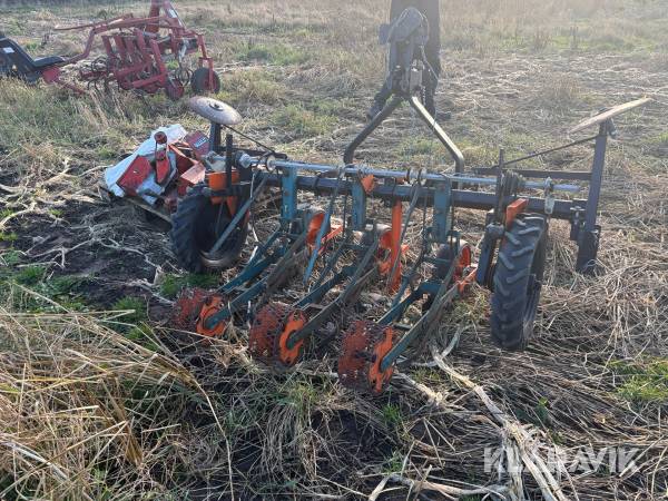 En korns såmaskine til løg og græskar