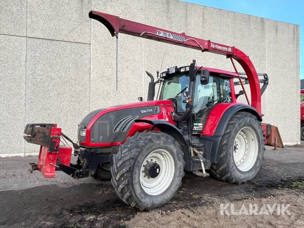 Traktor Valtra T202 med flishugger, kran og vogn