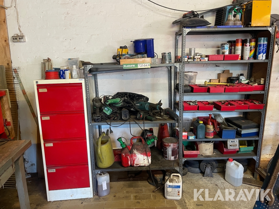 Reol + skab med værktøj