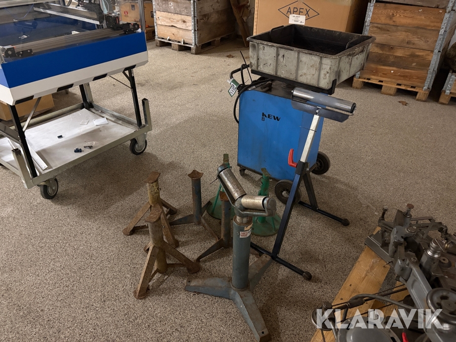 Samlet lot Kew B5 - olieopsamler og værkstedsbukke