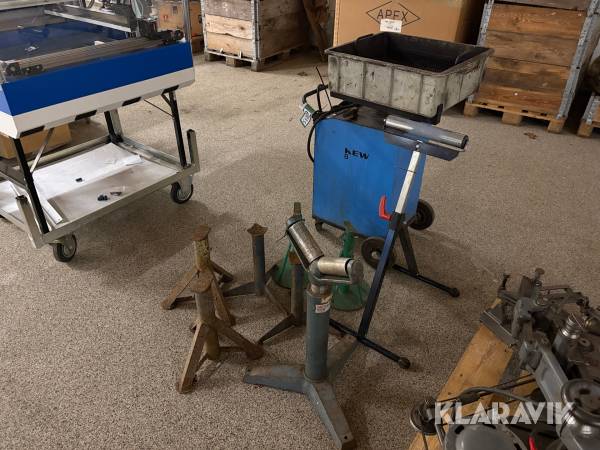 Samlet lot Kew B5 - olieopsamler og værkstedsbukke