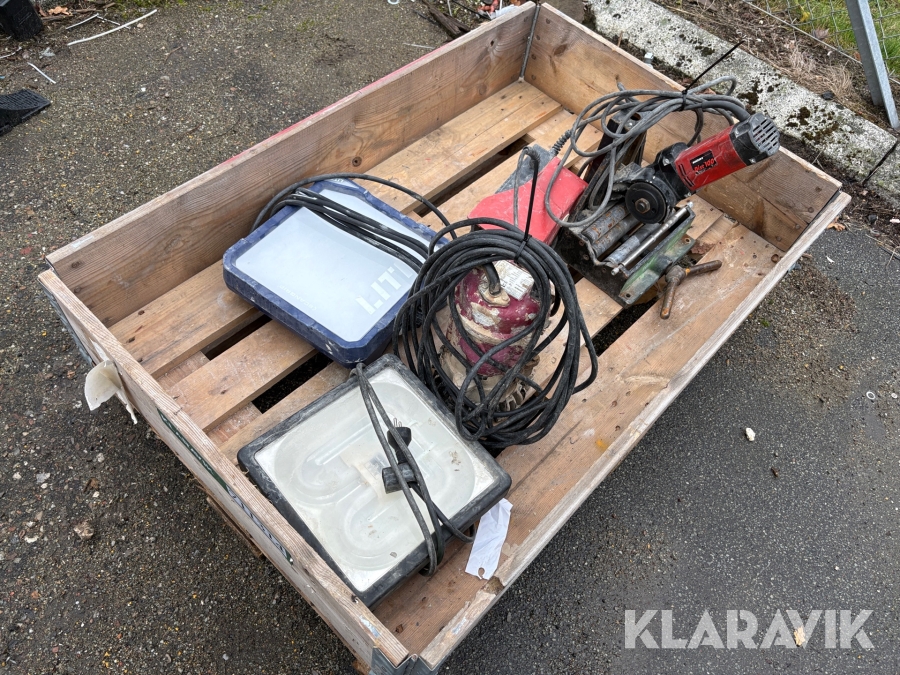 Rørskærer, dykpumpe og lamper