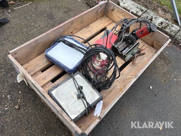 Rørskærer, dykpumpe og lamper