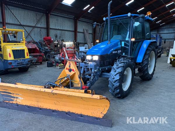 Traktor New Holland 4835