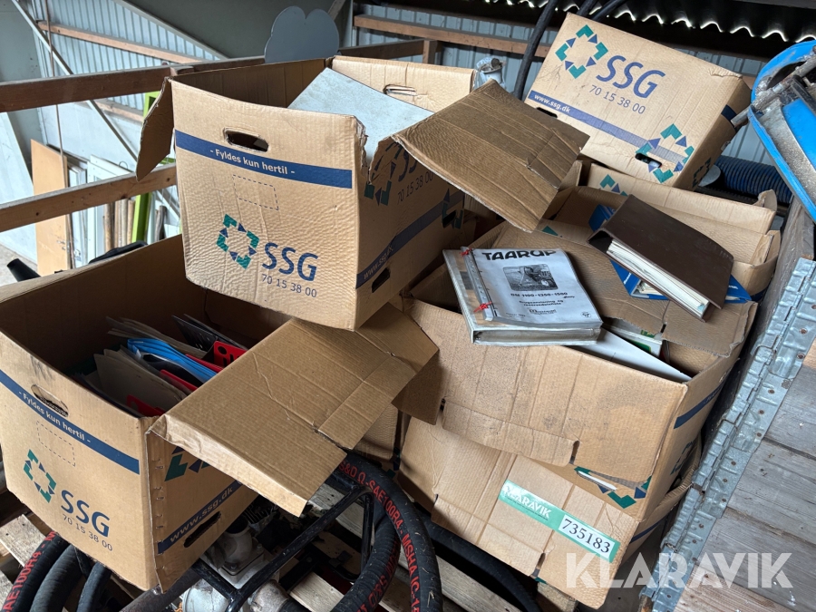 Diverse produktinfo, reservedelstegninger og instruktionsbøger til landbrugsmaskiner - 15 flyttekasser