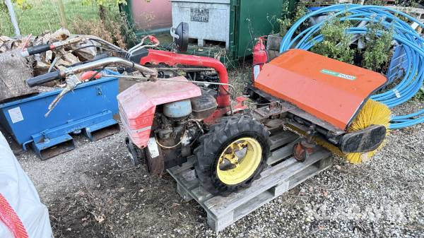 kompakt redskabsbærer SM Combi 1300 Fejemaskine