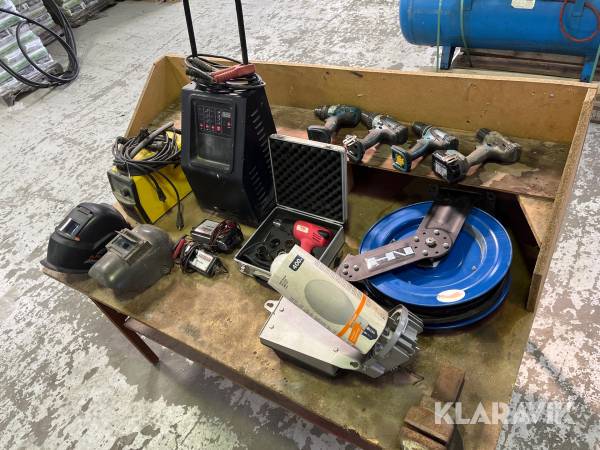 Samlet lot makita håndværktøj, batterilader, svejseudstyr, varmeblæser, luftslange
