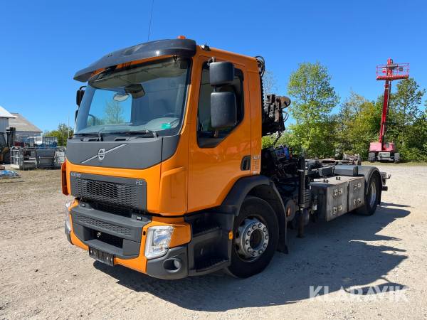 Lastbil Volvo FE-320 med kroghejs og kran