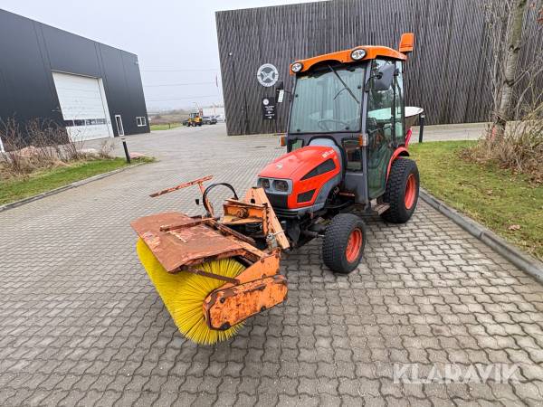 Kompakttraktor med kost og spreder Kioti CK20 HST