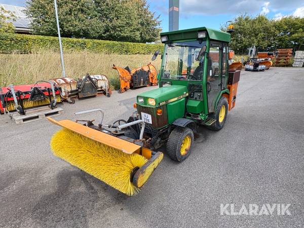Traktor John Deere 855 med kost og udlægger