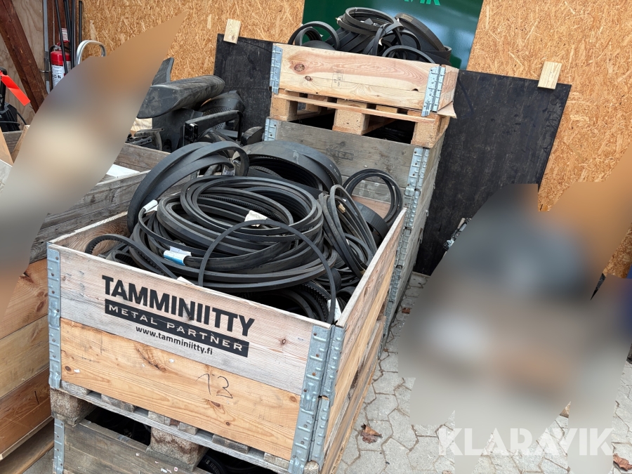 Paller med assorteret remme