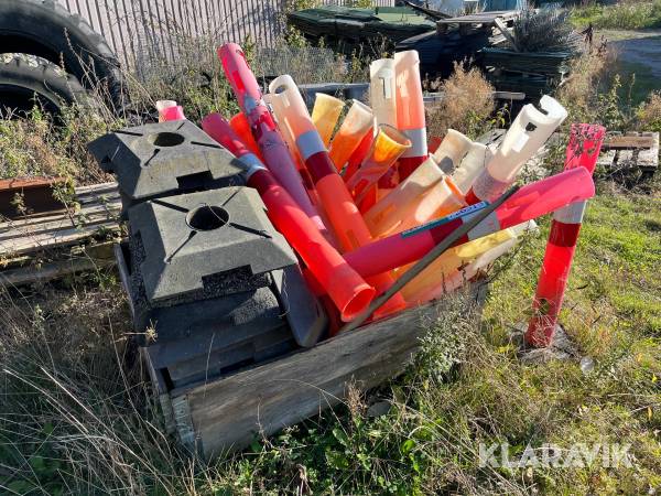 Skilte fødder og stolper blandet palle