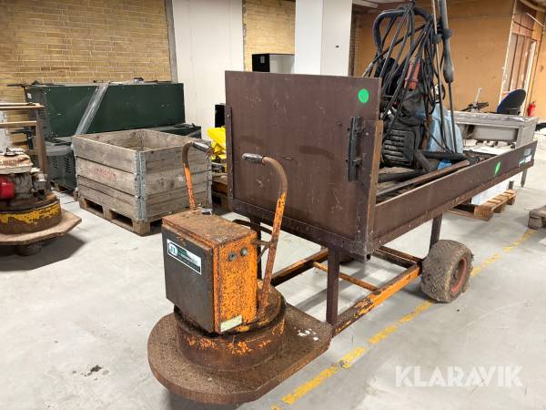 Lot: Fodertruck, støvsuger, højtryksrenser Lydersens maskinfabrik