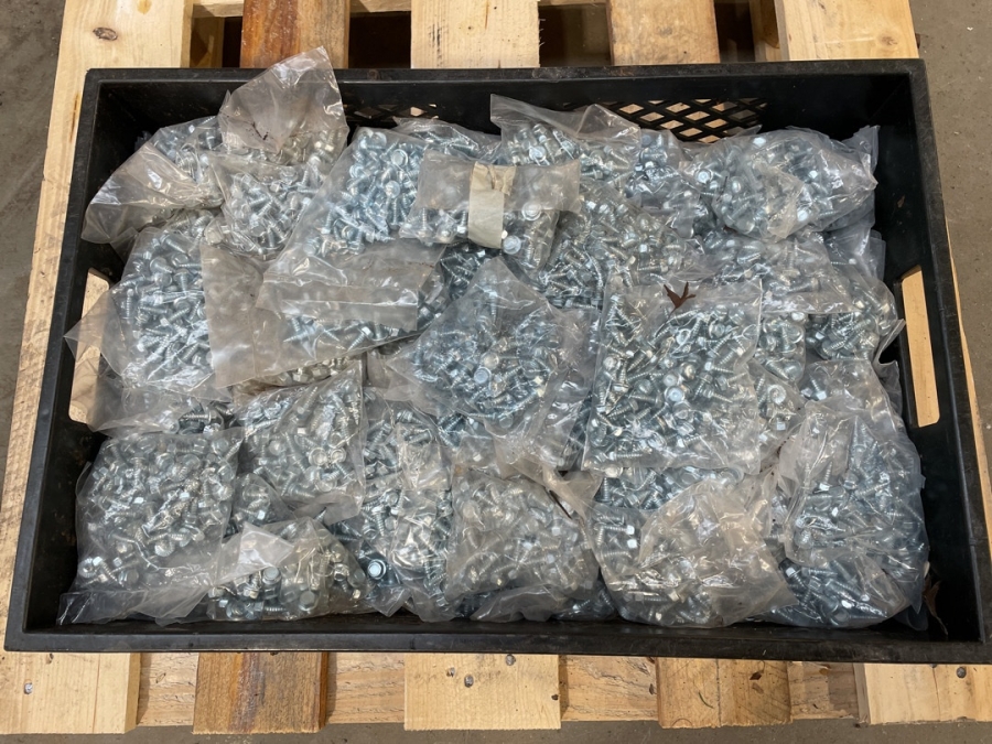 Kasse med montage skruer