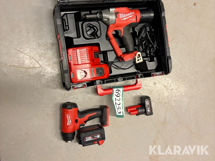 Værktøjspakke Milwaukee med M18 popnittepistol M12 varmluftpistol batterier og oplader