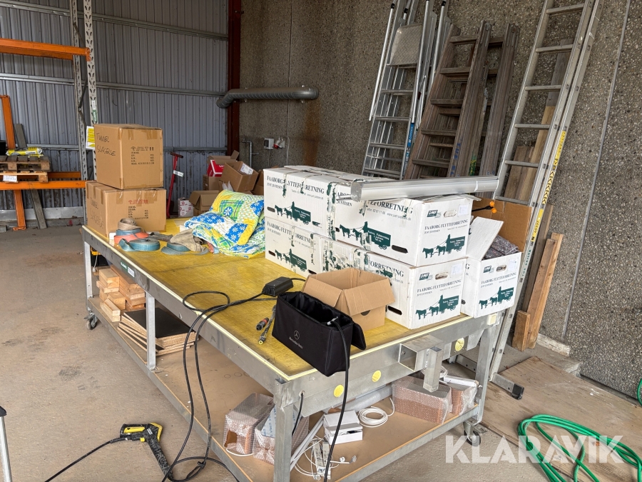 Arbejdsbord på hjul uden indhold