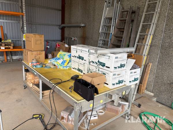 Arbejdsbord på hjul uden indhold