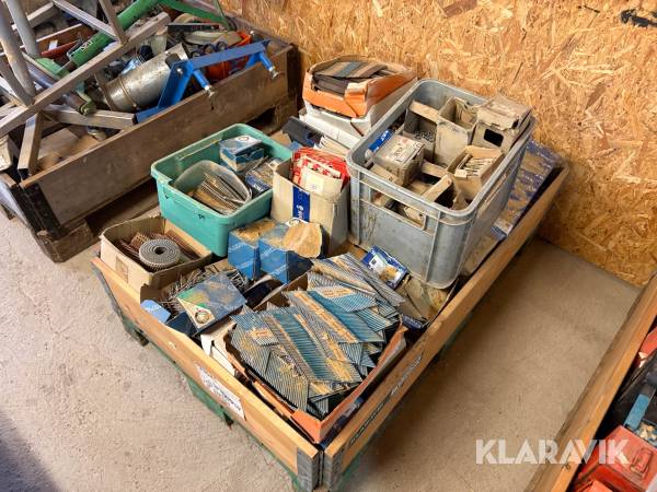 Diverse søm/skruer LOT