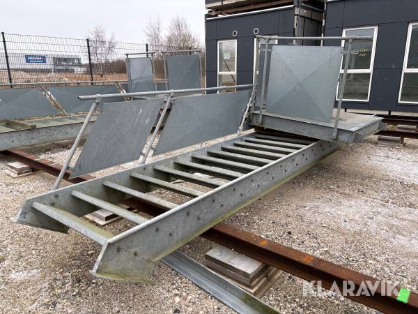 Trappe med repos og gelænder