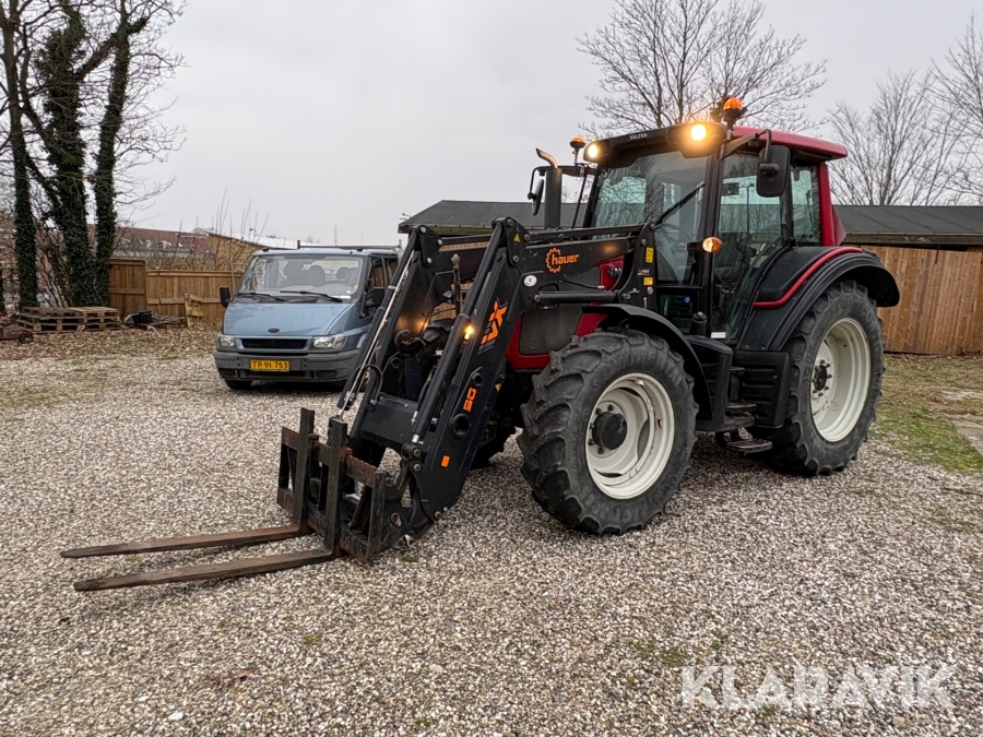 Traktor Valtra N82 med frontlæsser